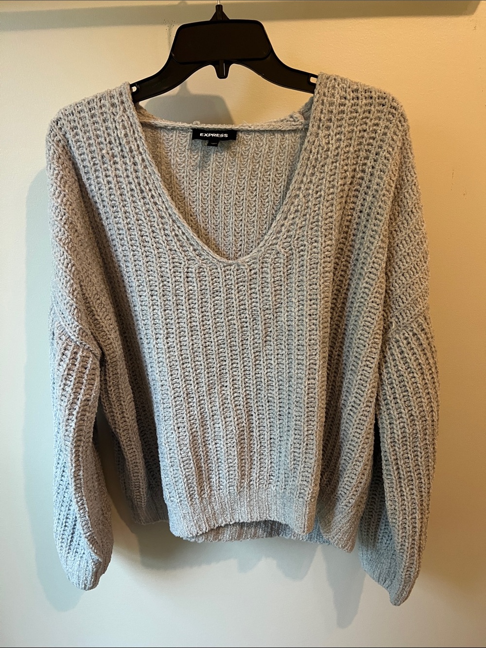 Express Women's Light Cream V-Neck Ribbed Knit Sweater